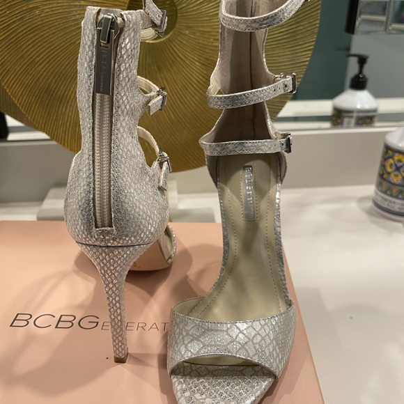 Sliver and White Printed Peep Toe Heels - Picture 2 of 6